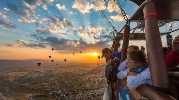 Cappadocia hot air balloon experience, sunrise views, balloon flight Turkey, aerial adventure, scenic Cappadocia ride