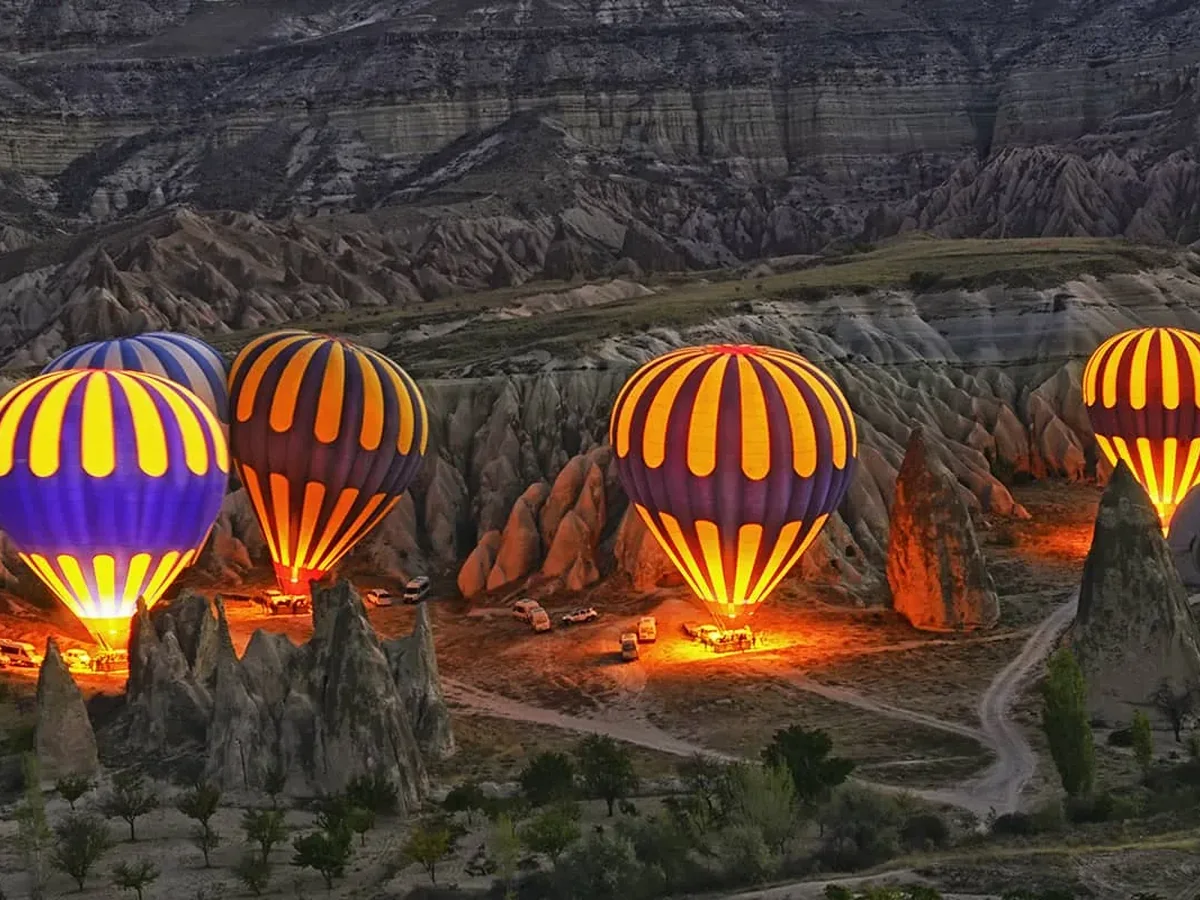 Balloon inflation among Cappadocia rock formations